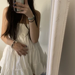 Vit Zara klänning - Säljer ytterligare en av mina favoritklänningar. Den har inga fläckar eller defekter. Jag kan gå ner i pris vid snabb affär💓 super mysig sommar klänning 