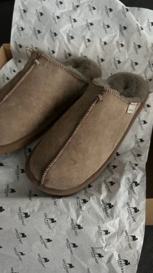 Shepherd tofflor  - New. Size 41, but better for 39-40