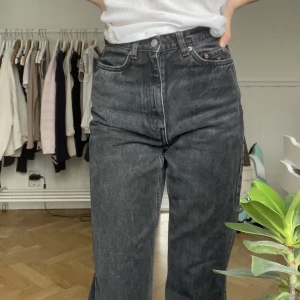 Svarta jeans - jättebra skick och sitter superfint! jag är 167 men de funkar nog både om man är längre och kortare beroende på hur man vill att de ska sitta 💖
