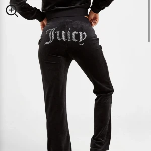 Juicy Couture byxor - Säljer ett par JUICY COUTURE Diamante Velour Byxor i storlek S. Byxorna använda ett fåtal gånger så den är som ny, finns inga skador eller fläckar etc. Kan även också bytas ut mot svarta juicy byxor med fickor där bak.