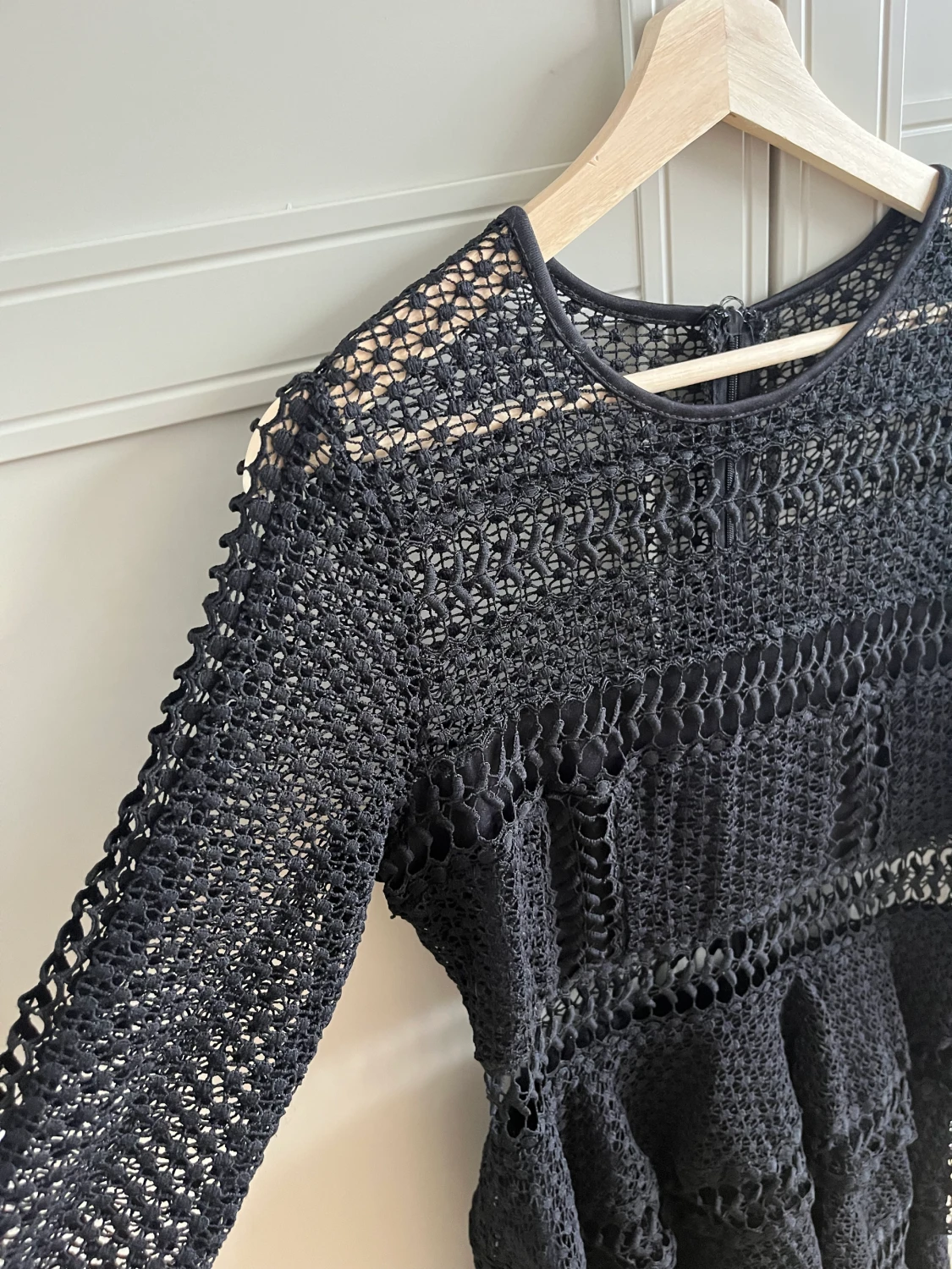 Festlig klänning i broderad spets 