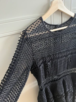 Festlig klänning i broderad spets  - Klänning från Linn Ahlborgs kollektion från NA-KD. Stl S/36🤍  Köparen står för frakt✨