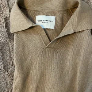 Stickad polotröja - Stickad tröja. Väldigt bra skick mer eller mindre ej andvänd.  Merinoull