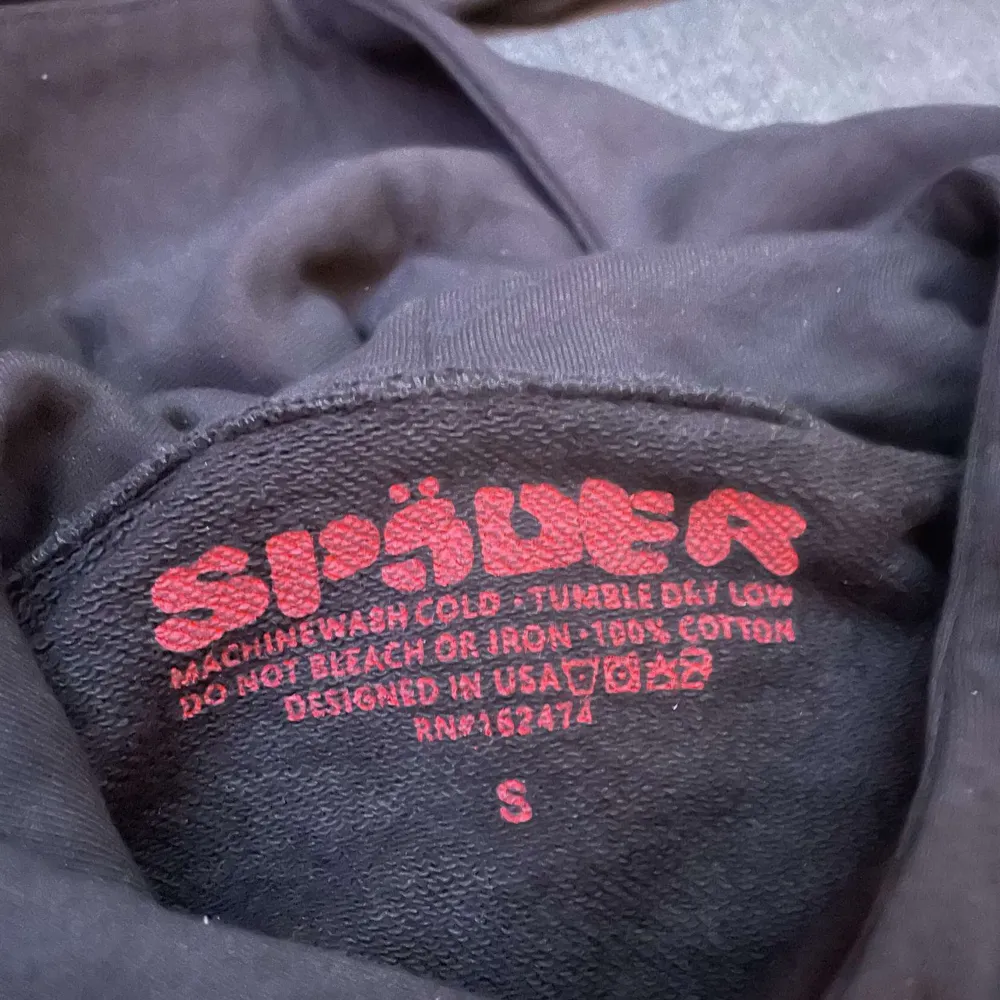 Säljer sp5der/spider hoodie då den är för stor. Helt ny och oanvänd, bara testad en gång hemma. Den är size S och går för 3900 kr på stockX. Pris kan diskuteras, kan också byta mot andra kläder eller saker, frakt betalar du, mer info meddela bara. Hoodies.