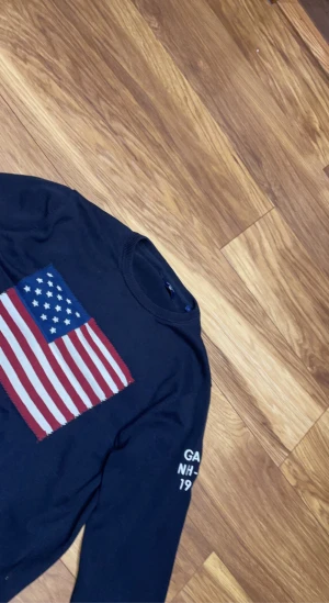 Marinblå gant tröja  - En hyfsat ny gant tröja köpt för ungefär 1000kr om inte mer och har använt max 2 gånger och inte mer. Vill sälja den eftersom att den bara har legat i lådan och har inte kommer till någon användning. (priset kan även diskuteras).