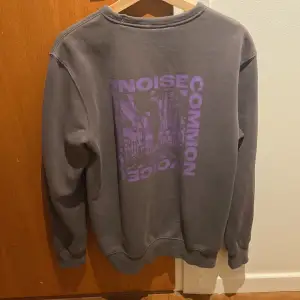 Sweatshirt med lila tryck på baksidan som är as cool och skön💜unisex 
