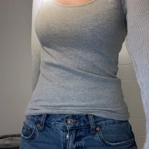 Tröja  - Snygg Stretchig tröja som passar dom flesta stilar. Den är i storlek s men men “töjer” och “drar ihopa sig” så den passar säker xs och m. Skriv privat om du vill köpa pris och byten kan diskuteras.