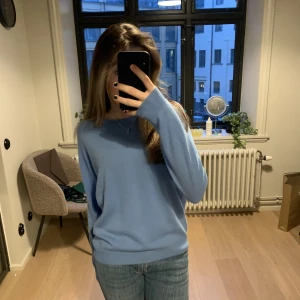 Zara stickad tröja - Stickad ljusblå tröja från zara. Köpt för 560kr endast använd 2 gånger. Inga defekter. Storlek L men sitter som en M. 
