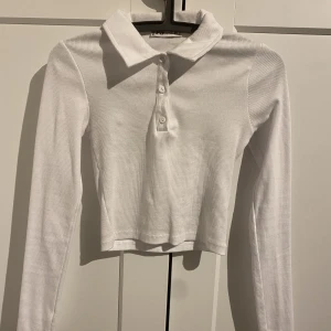Bastopp - Säljer denna as snygga top från newyorker då jag har flera likande. Tröjan har 3 knappar som man kan ha stängda eller öppna (den blir inte för synlig oavsett om man har dom oknäppta). Supersnygg och i superskick.