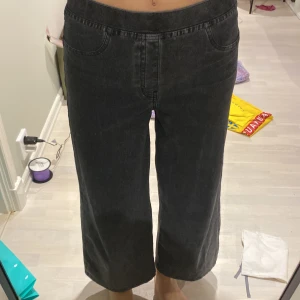 Byxor - Säljer dessa byxor för att de är lite för korta för mig. De har inte riktigt jeansmaterial utan är mer stretchiga. Alltså kan nästan vem som helst använda dem.