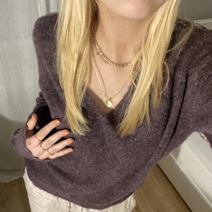 Stickad tröja - Jättemjuk v-ringad stickad tröja i en lila-brun nyans. Tips är att bära den off shoulder, så fint!🥰 Frakt ingår i priset och har du några frågor är de bara att höra av dig!!💜💜 