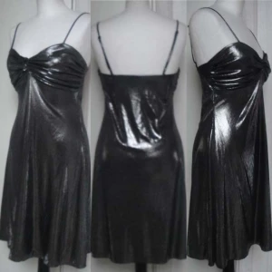 y2k skimrig klänning - storlek: S. köptes på 90-talet. möts i stockholm eller fraktar 🖤