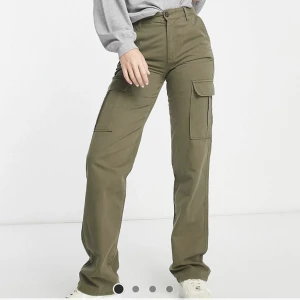 Cargopants tall - Helt nya cargopants med lappen kvar. Det passar dig som har storlek s-m. Jättesnygg och superlånga!!  Nypris 429 kr. 
