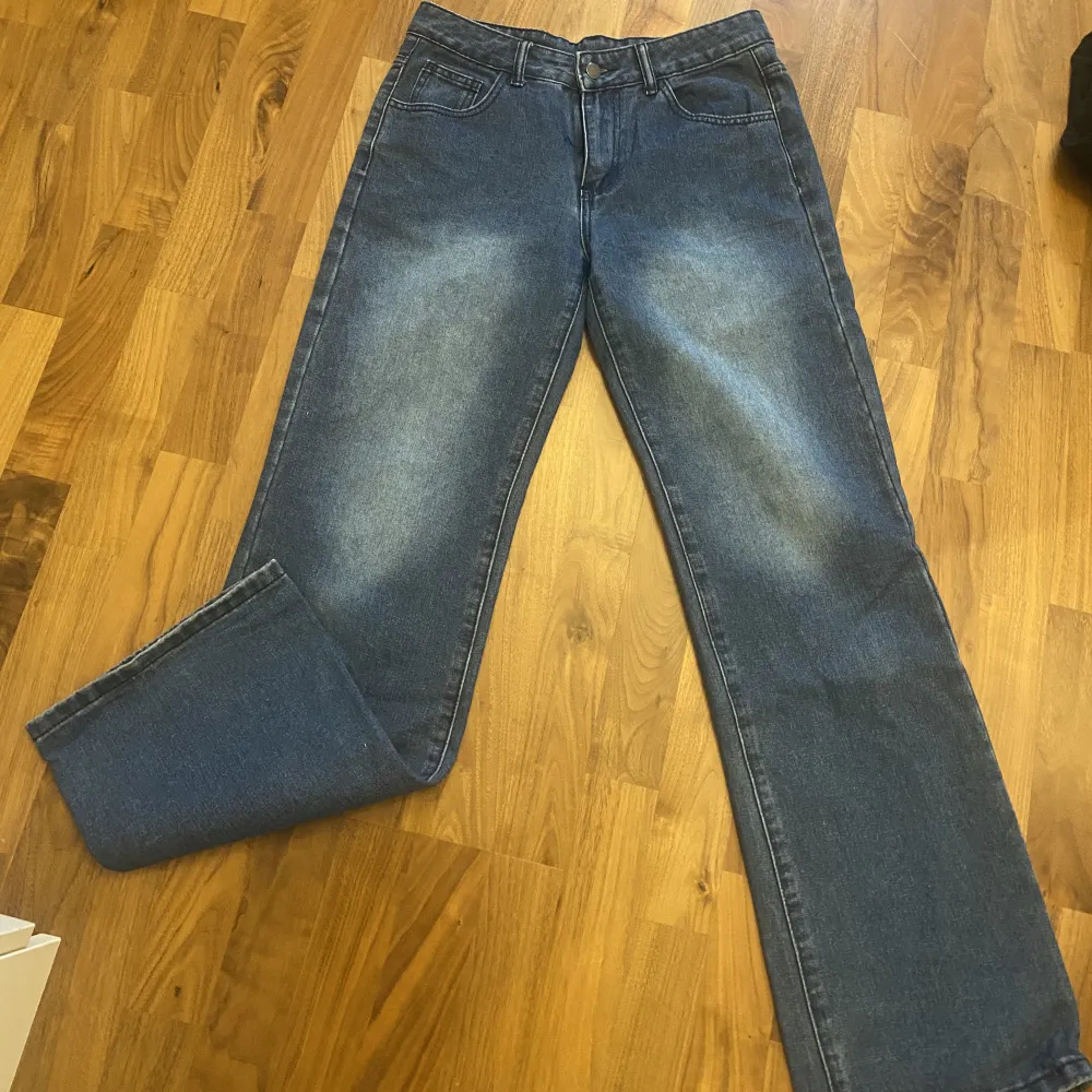Ett par väldigt sköna jeans som är vida i benen men sitter perfekt i midjan. Säljer på grund av att dom aldrig kom till användning. Pris kan diskuteras.. Jeans & Byxor.