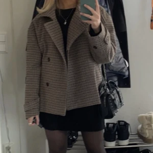 Arket jacka  - Intressekoll på min arket jacka. Bra skick. Köp direkt för 1200. Pris kan diskuteras. Köpare står för frakten💕