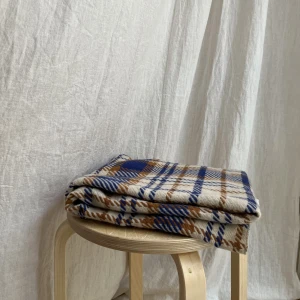 Rutig halsduk Samsoe Samsoe - Varm och gosig halsduk från Samsoe Samsoe. Väldigt bra skick och superfina färger. Älskar den, men använder för lite.   Blandning cashmere & ylle