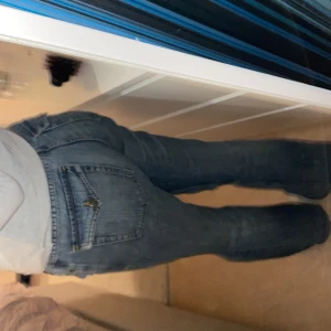Lågmidjade fina jeans🤍 - Säljer nu dessa jeans för dem inte är min stil åh måste rensa ut gaderoben❤️ Dem är storlek 36, skulle säga att dem passar xs och s.🤍 Dem är lågmidjade åh sitter jätte fint. Dem är ej trampade på ner till.🤍