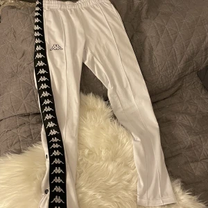 Säljer vita kappa byxor  - Säljer nu mina vita kappa byxor för att det inte är min stil och för att dom inte kommer till användning, använd någon gång bara och fint skick! Pris kan diskuteras💗