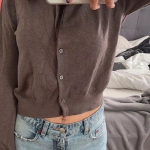 Brun stickad kofta  - Säljer denna härliga stickade koftan från H&M i en brun färg. Köpt i butik i våras men aldrig kommit till användning! Super härlig till vår och höst🥰