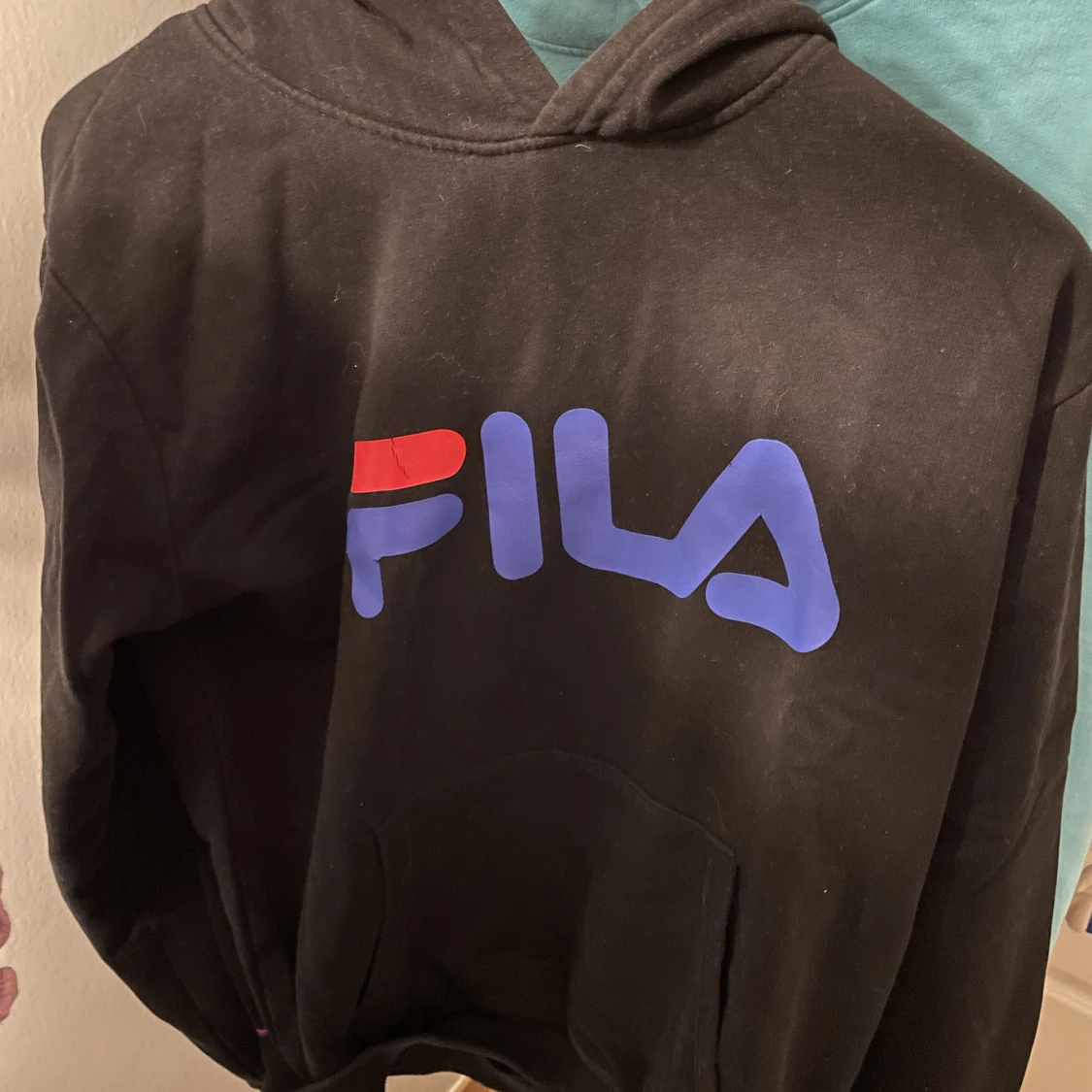 Säljer svart fila hoodie 
