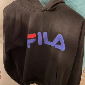 Säljer svart fila hoodie  - Säljer nu min svarta fila hoodie för att den inte kommer till användning längre, använd några gånger, fint skick!💗