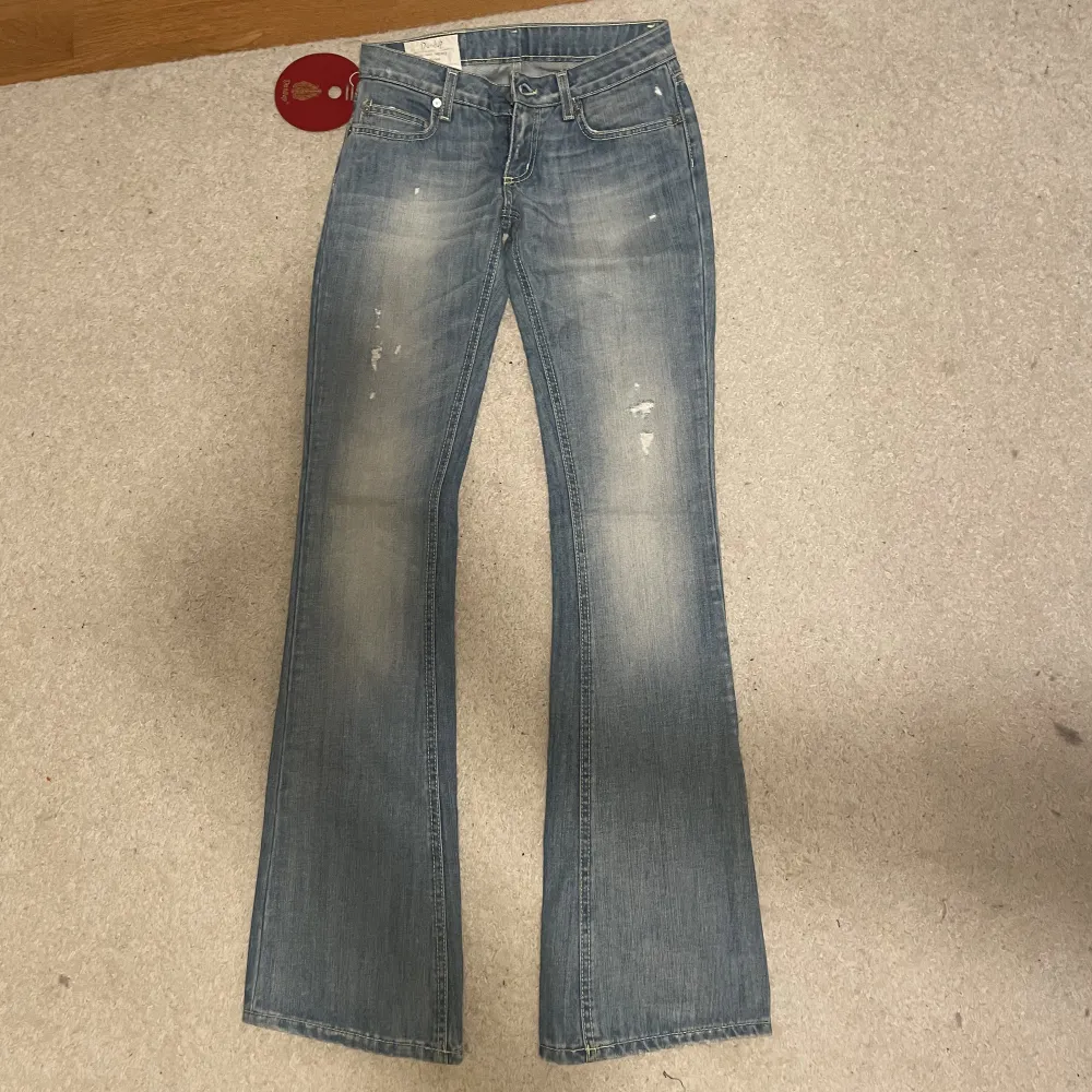 Säljer dessa nya jeans från dondup. Lågmidjade och bootcut. Aldrig använda. Nypris 1500kr. Jeans & Byxor.
