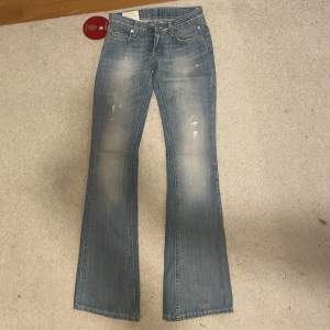 Säljer dessa nya jeans från dondup. Lågmidjade och bootcut. Aldrig använda. Nypris 1500kr