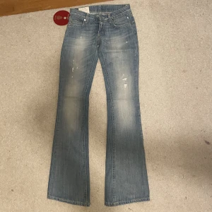 Lågmidjade jeans - Säljer dessa nya jeans från dondup. Lågmidjade och bootcut. Aldrig använda. Nypris 1500kr