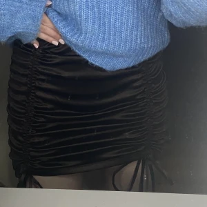 Festlig kjol - Aldrig använd så den är i nyskick. Den är mörkbrun men nästan svart i färgen.