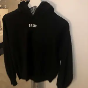 Svart hoodie från Gina 