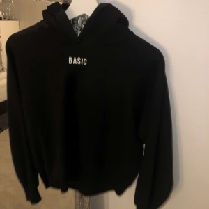Svart hoodie  - Svart hoodie från Gina 