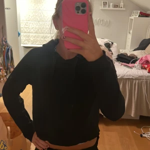 Svart hoodie - Svea svart hoodie jag tyvärr växt ur. Älskar verkligen luvan på denna hoodies SÅ SNYGG!!! 