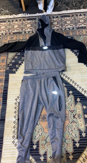 The North Face Tracksuit - The north face tracksuit/ dress till säljes. Säljs inte någon annanstans och är riktigt sällsynt. Tröjan är M och byxorna är L fast passar M också.