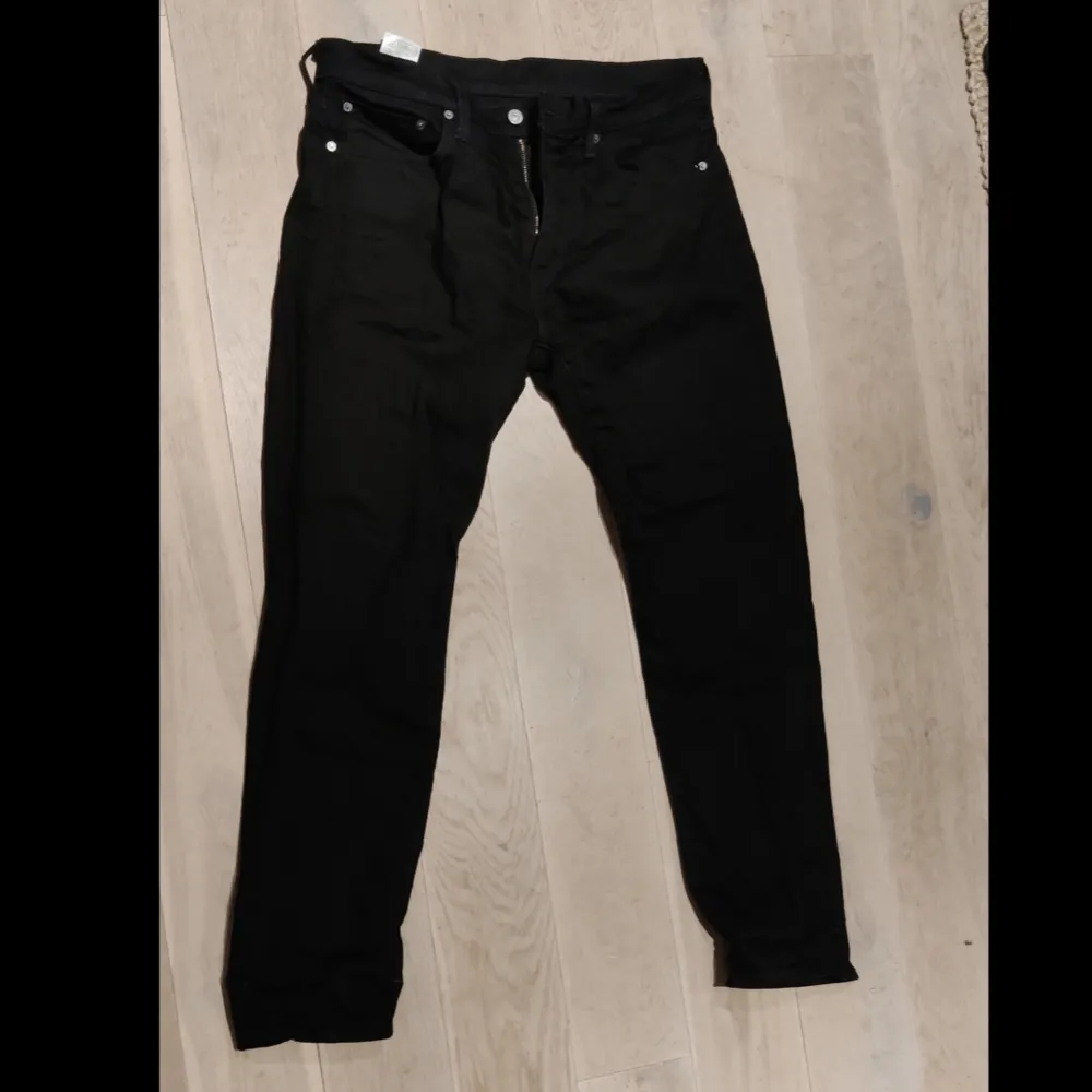 Använda svarta jeans från Levi's.  Modellen 502 är inte lika raka som klassiska 501. . Jeans & Byxor.