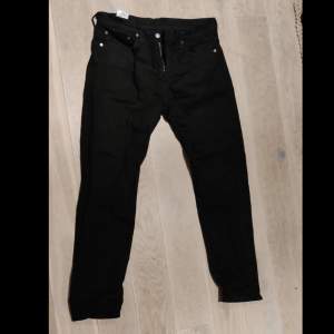 Använda svarta jeans från Levi's.  Modellen 502 är inte lika raka som klassiska 501. 