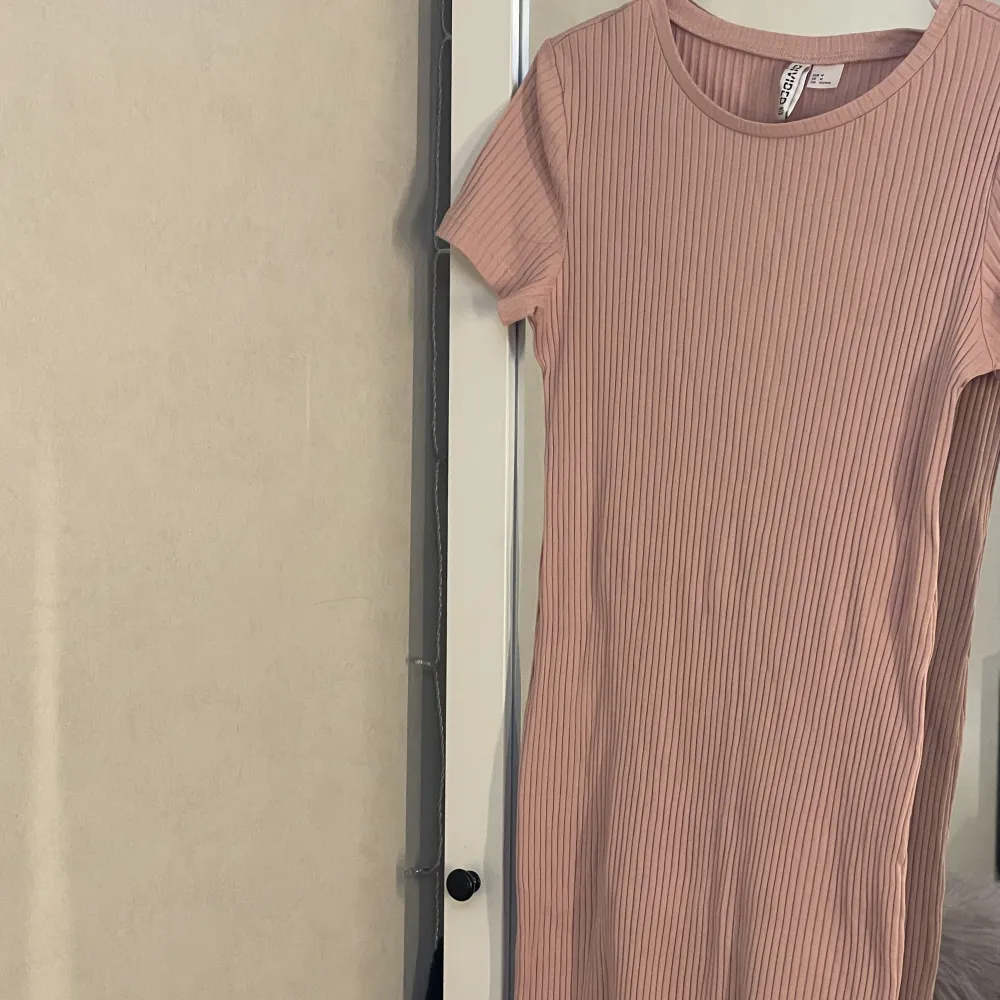 En ljusrosa tshirtklänning från H&M som inte längre säljs!! Den är i storlek M :). Klänningar.
