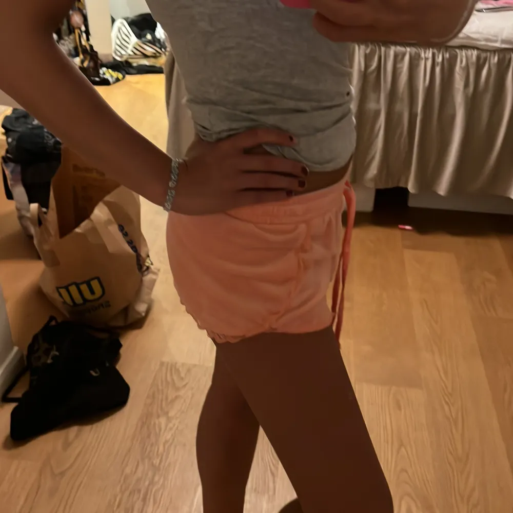 Sammet mys shorts. Så fina men har tyvärr blivit för små för mig!! Jätte beskväma!!! Korall orange/rosa. Shorts.