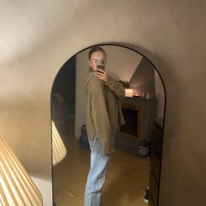 Stickad hoodie  - Säljer denna stickade hoodie från H&M, går åt det mörk beiga hållet men lite ljusare än vad bilden visar! Tunnare stickat och väldigt skön och bekväm! Lite oversize skulle jag säga 🫂