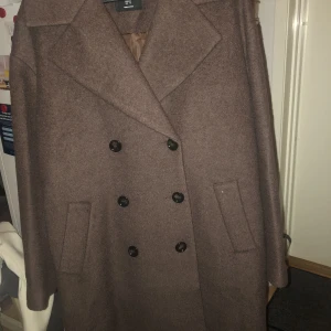 Yllekappa - Använd endast en gång, dubbelknäppt sitter fint på. Men ylle inte riktigt min grej därför försöker jag sälja den så här.