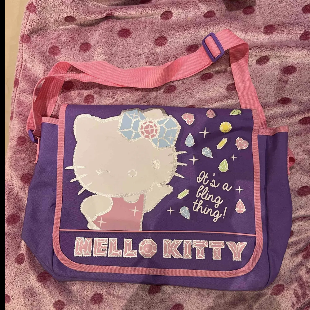 Säljer denna super snygga väskan med hello kitty motiv, som ny!. Väskor.