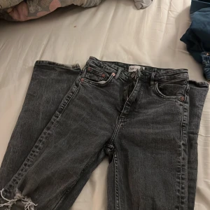 Jeans - As snygga jeans. De har hål på båda sidorna och slits i slutet. Men tyvärr satt dom inte jätte bra på mig. 