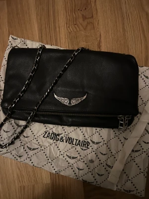 Zadig & Voltaire väska  - Otroligt fin zadig väska som tyvärr inte kommer till användning längre:( Köpt på factory i malmö. Dustbag och 2 kedjor (den långa aldrig använd) medföljdes ❤️‍🔥