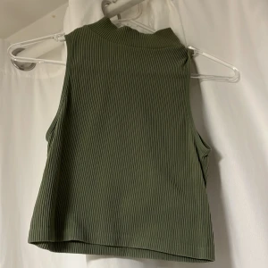 Grön topp - Säljer denna gröna ribbade toppen från Zara för 50kr+frakt🤍