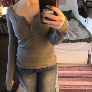 Hollister stl S - Mörkare grå långärmad tröja från Hollister i storlek S. Ett litet hål längst ner i ena ärmen men annars bra skick!
