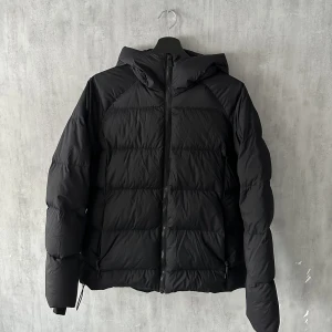 Dunjacka  - Säljer denna mc kinley dunjackan. Begagnad skick men inga skador och fin. 