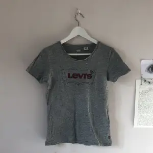 Grå Levi’s t-shirt i bra skick som jag bara inte använder. Skriv om du undrar något💗