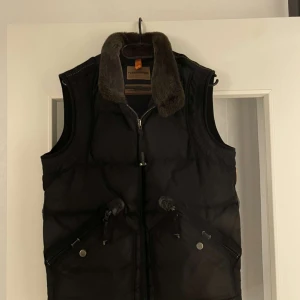 Parajumper Kobuk Väst - Säljer min svarta parajumper kobuk väst - i väldigt bra skick - äkta såklart