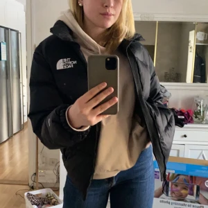 North face jacka - Svart north face jacka som jag köpte på Plick förra året. Sparsamt använd då jag inte trivs så bra i den. Nypris 2400kr & jag köpte den för 1500 💞💞