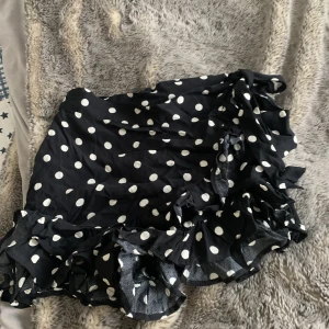 Zara - Säljer en jättefin byxkjol från Zara. Köpt sommaren 2021. Passar perfekt till midsommar😙