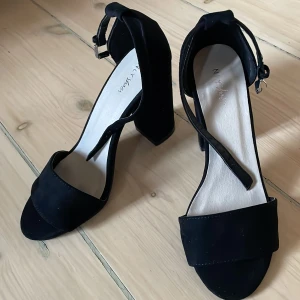 Svarta Klackskor  - Fina klackskor från Nelly stl 35, men passar nog även 36! (23cm långa) endast använda en gång och i mycket bra skick fortf! Kan mötas upp och posta (Frakt 69kr)